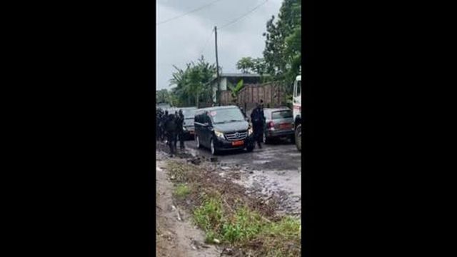 Mbappé com dispositivo de segurança digno de chefe de Estado nos Camarões