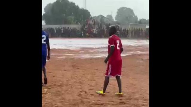 De férias, Sadio Mané joga futebol ´à antiga´