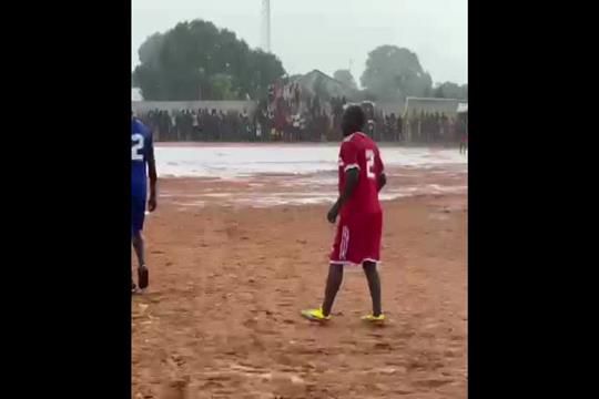 De férias, Sadio Mané joga futebol ´à antiga´