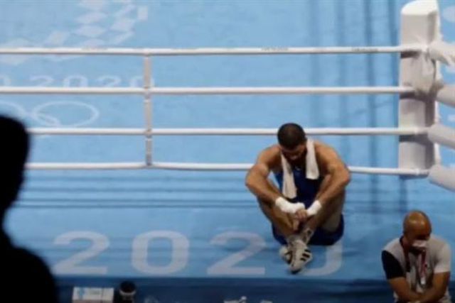 Pugilista francês recusa abandonar ringue por ter sido desqualificado