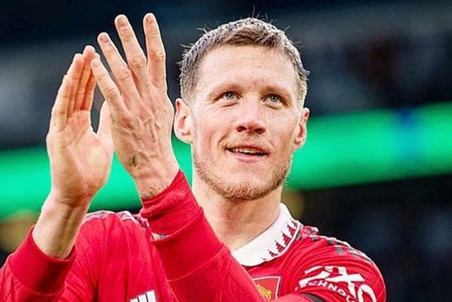 Weghorst justifica toque na placa em Anfield com Van Dijk ao barulho (foto)