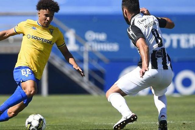 Ainda sem propostas, Tiago Santos apresenta-se 