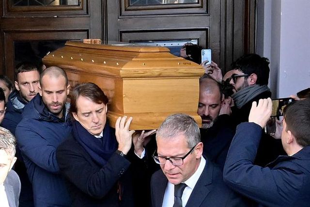 A fortíssima imagem no último adeus a Mihajlovic (vídeo)