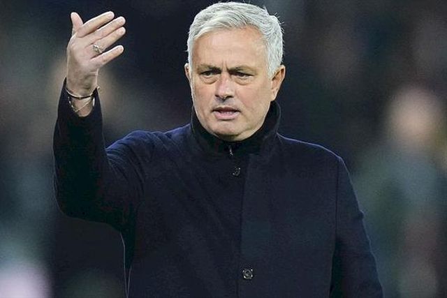  Aberta investigação a caso entre Mourinho (suspenso e multado) e quarto árbitro