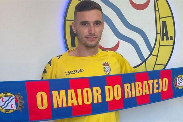 Oficial: Formou-se no Sporting, foi internacional jovem e 'agarra' a baliza do Alverca