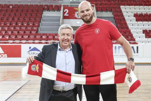 Oficial: Campeão europeu reforça a baliza do Benfica