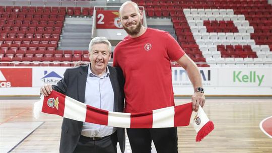 Oficial: Campeão europeu reforça a baliza do Benfica