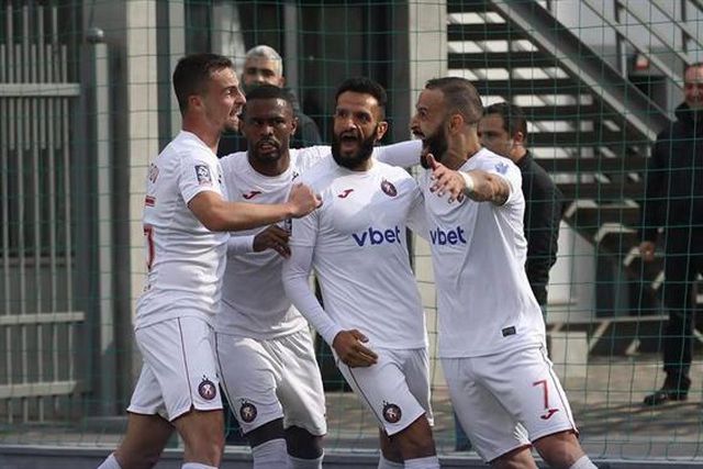 Hugo Firmino muda-se do campeão para o segundo classificado