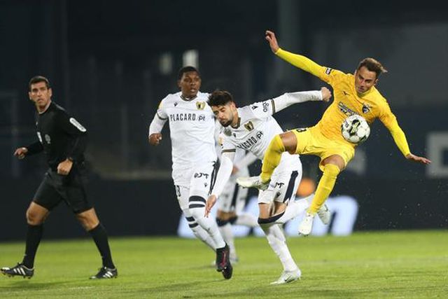 Famalicão vence Portimonense mas sofre até ao fim (veja o resumo)