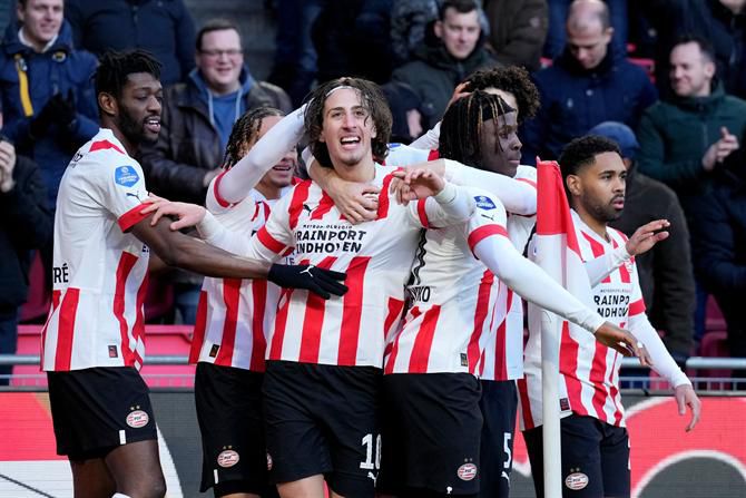 PSV de Fábio Silva vence Waalwijk