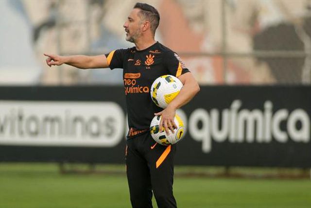 Avançado do Corinthians 'dá alfinetada' a Vítor Pereira: «Ficámos felizes quando o outro saiu»