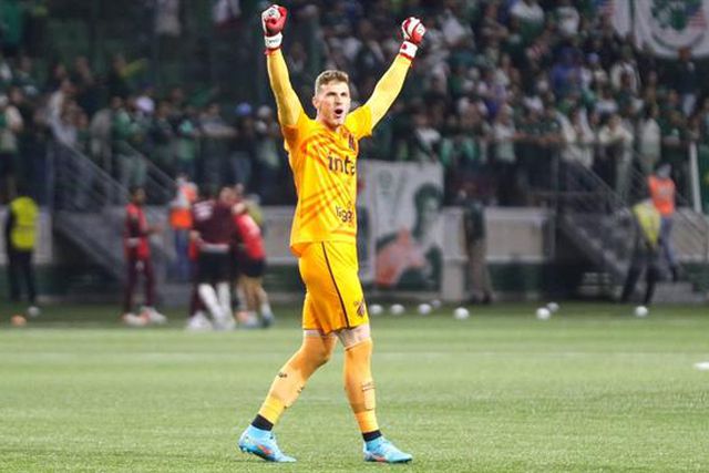 Alvo do Benfica rebenta com redes sociais: pede a adeptos para fumarem menos erva!