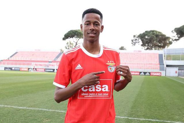Lateral de 16 anos assina contrato profissional