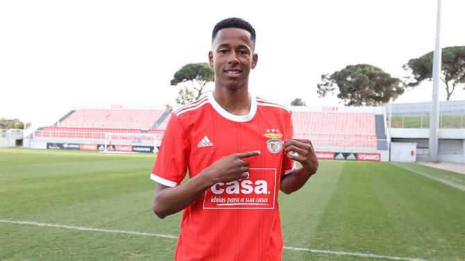 Lateral de 16 anos assina contrato profissional