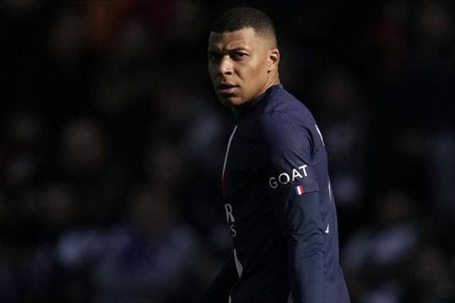 PSG encosta Mbappé à parede