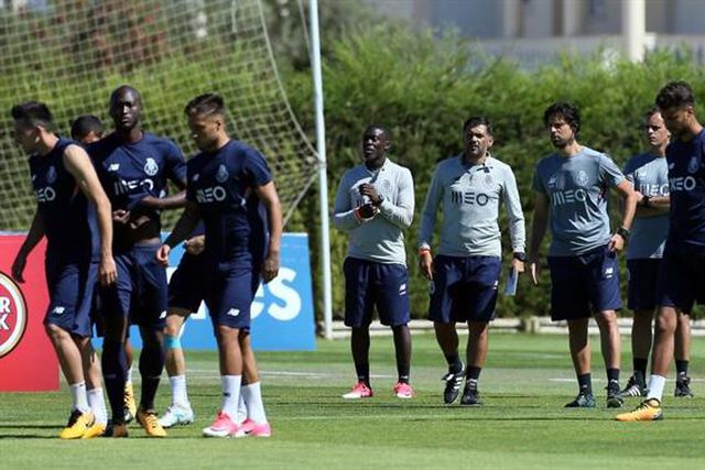 Jogo com Cardiff City no estágio no Algarve