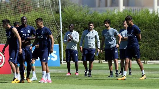 Jogo com Cardiff City no estágio no Algarve