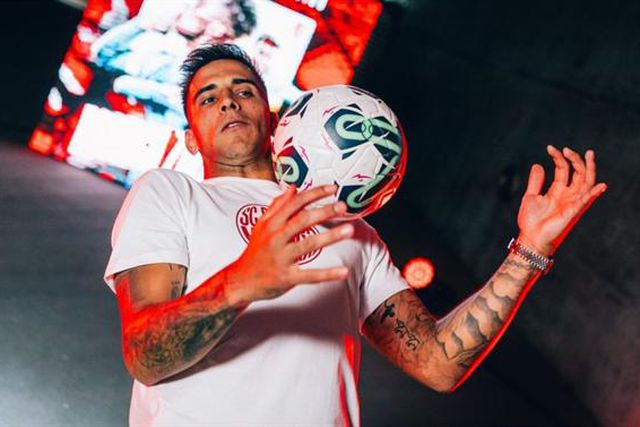 «Gosto de ter bola e transmitir agressividade»