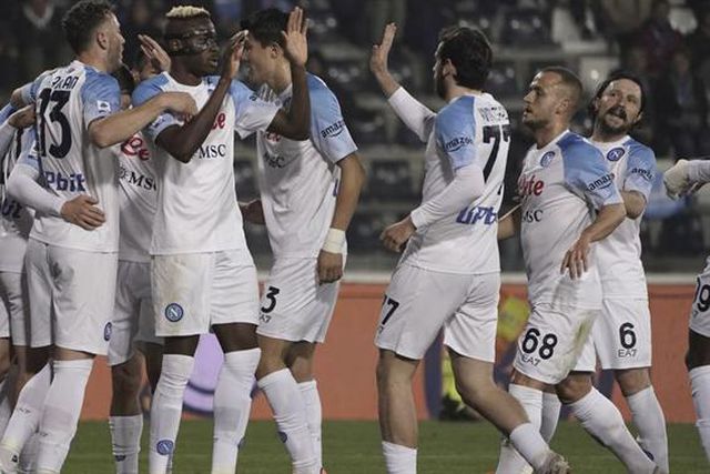 Nápoles cimenta liderança em Empoli mesmo com Mário Rui expulso (veja os golos)