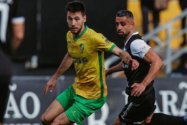 Farense dá pontapé na crise e foge do Académico de Viseu