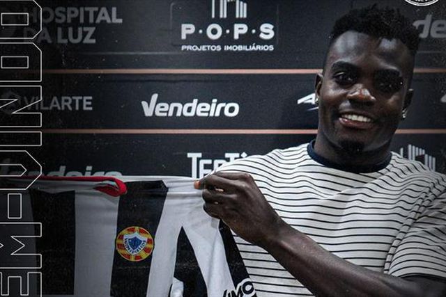 Oficial: Jean Sinisterra dá 'músculo' ao meio-campo