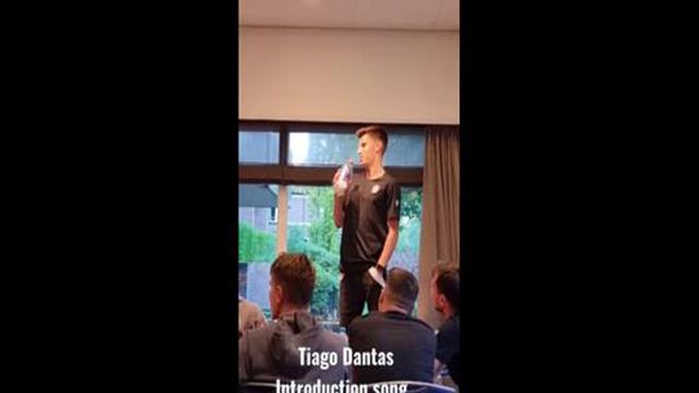 A praxe de Tiago Dantas no PAOK teve Xutos (vídeo)