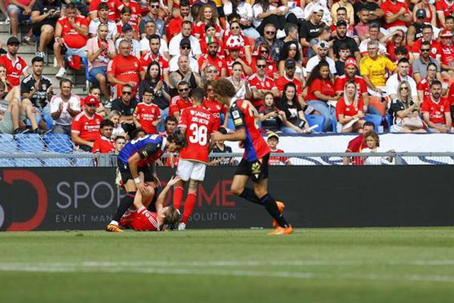 Lamentável: O momento em que os adeptos encarnados 'atacaram' jogador do Basileia (vídeo)