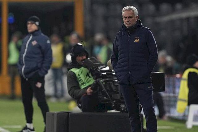 Imprensa italiana revela insultos do quarto árbitro a Mourinho