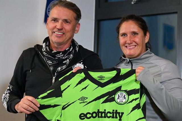 Conheça a primeira mulher a treinar uma equipa masculina profissional em Inglaterra