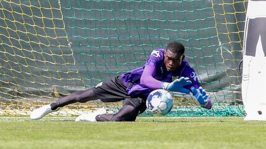 Niasse de saída; Ricardo Silva a chegar para a baliza