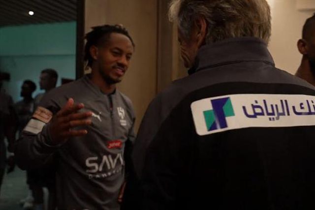 Jorge Jesus reencontrou caras conhecidas e já orientou treino (vídeo e fotos)