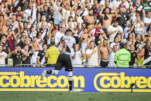 Menino que esteve em coma durante 16 dias recebe surpresa de jogadores