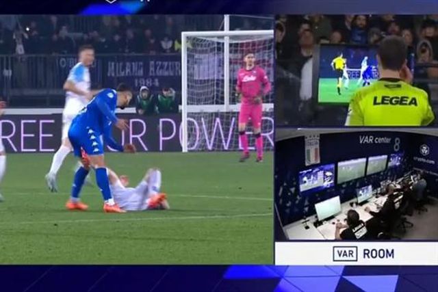 Mário Rui expulso após atingir adversário… onde mais dói (vídeo)