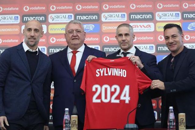 Oficial: Sylvinho é o novo selecionador