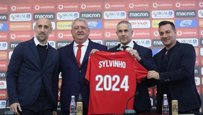 Oficial: Sylvinho é o novo selecionador