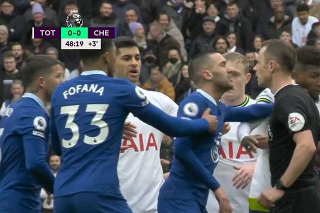 Ziyech dá estalo a Emerson, vê vermelho mas continua em jogo (vídeo)