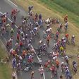 Volta à França esteve interrompida após queda que envolveu vários ciclistas (vídeo)