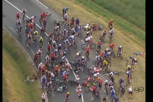 Volta à França esteve interrompida após queda que envolveu vários ciclistas (vídeo)