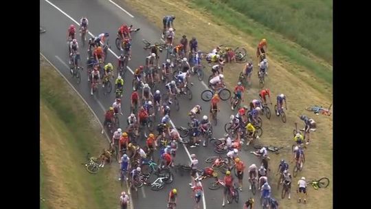 Volta à França esteve interrompida após queda que envolveu vários ciclistas (vídeo)