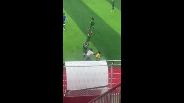 Árbitro perseguido e agredido por jogadoras