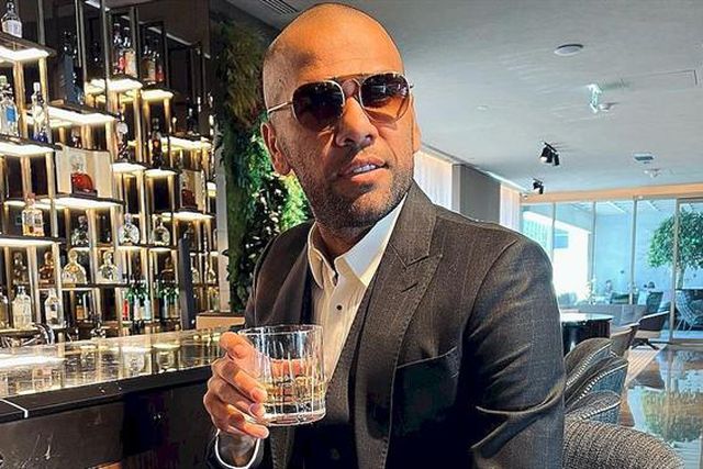 A reação de Dani Alves após saber que continuaria detido