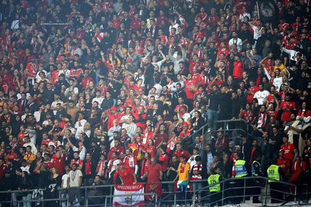 Confrontos de madrugada junto ao Estádio da Luz