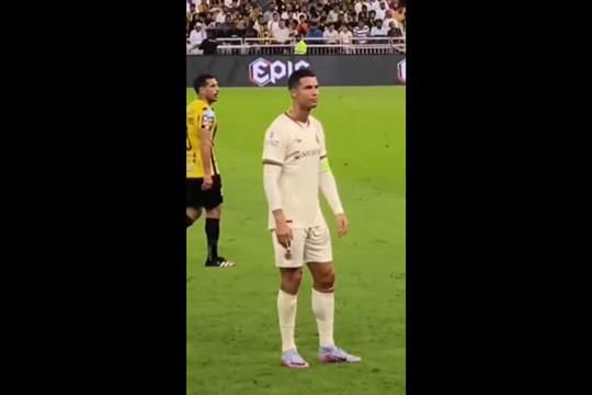 Estádio gritou por Messi e a reação de Ronaldo é imperdível