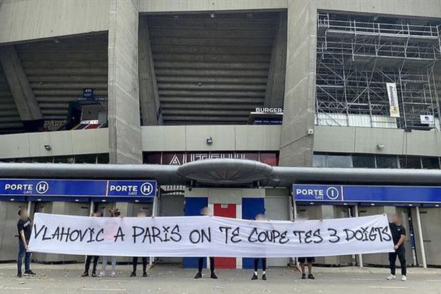 Grupo de adeptos ameaça Vlahovic por gesto nazi no Estádio da Luz