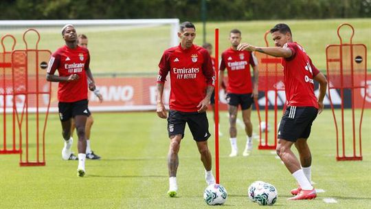 Di María e Jurásek à vista no relvado (fotos)