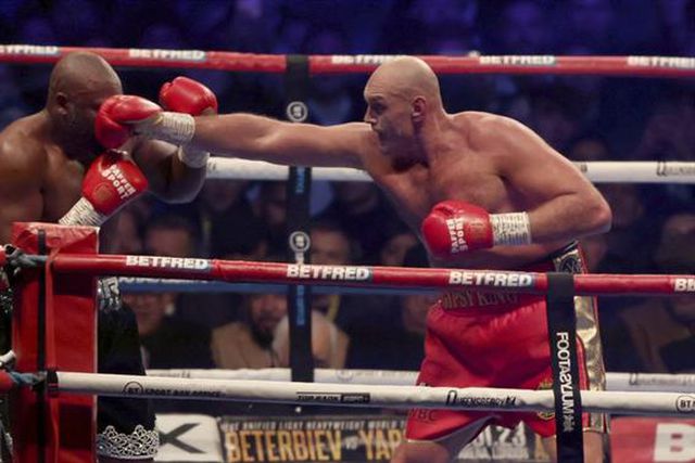Tyson Fury revalida título e… come hambúrgueres com rival após combate (vídeo)