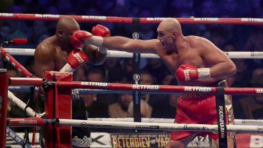 Tyson Fury revalida título e… come hambúrgueres com rival após combate (vídeo)