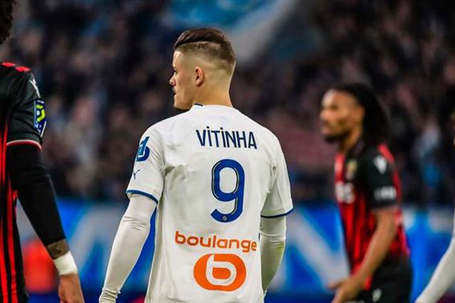 Mbemba pede «tempo» para Vitinha