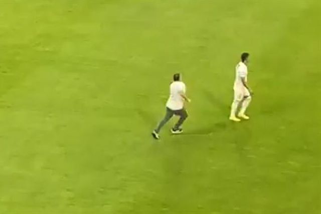 Jogador é agredido por adepto, responde, é expulso e o jogo acaba suspenso (vídeo)