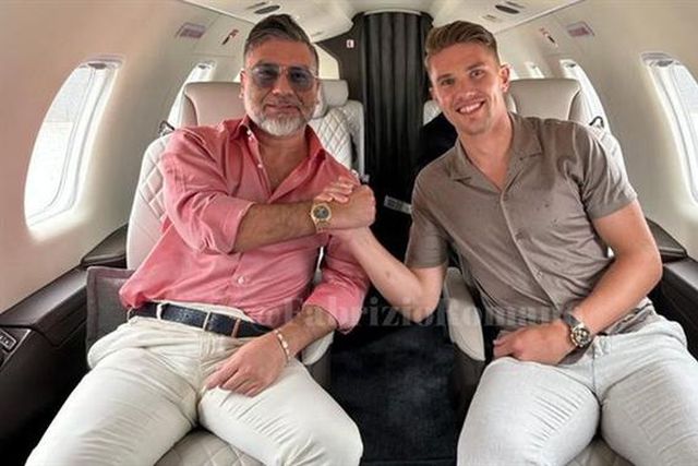 Aí está ele! Gyokeres feliz a caminho de Lisboa